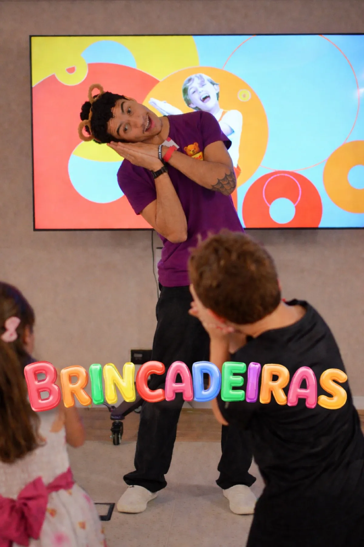 Ted a conduzir brincadeiras com um grupo de crianças