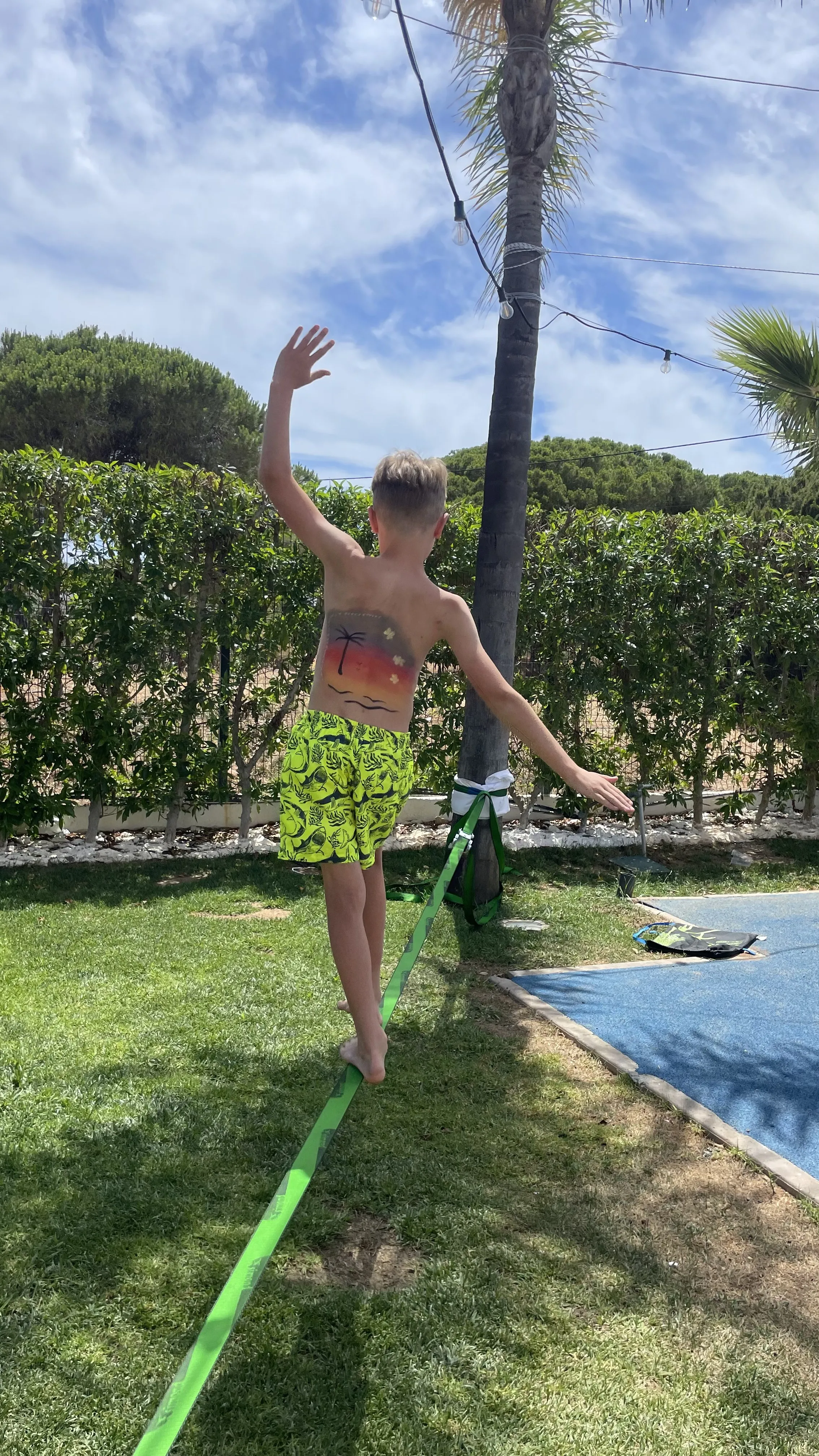 Festa de aniversário num jardim com animação
