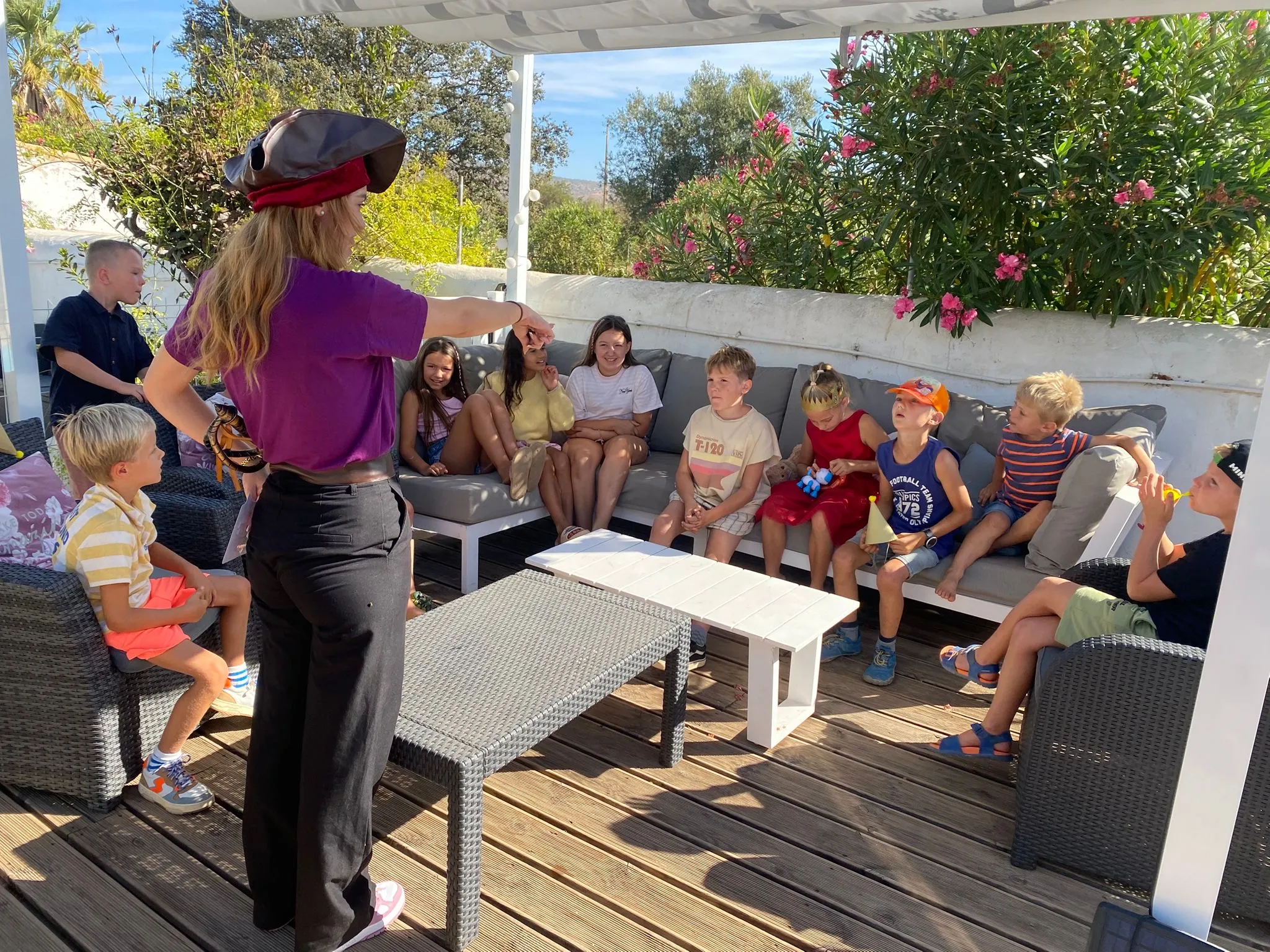 Festa de aniversário com animação infantil no Algarve, Ted a brincar com um grupo de crianças
